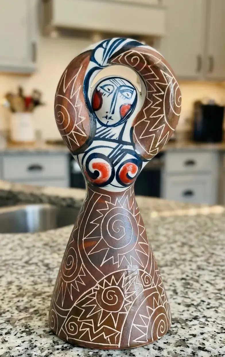 Figura de bailarina gallega con mofletes encendidos – tradición y rosácea