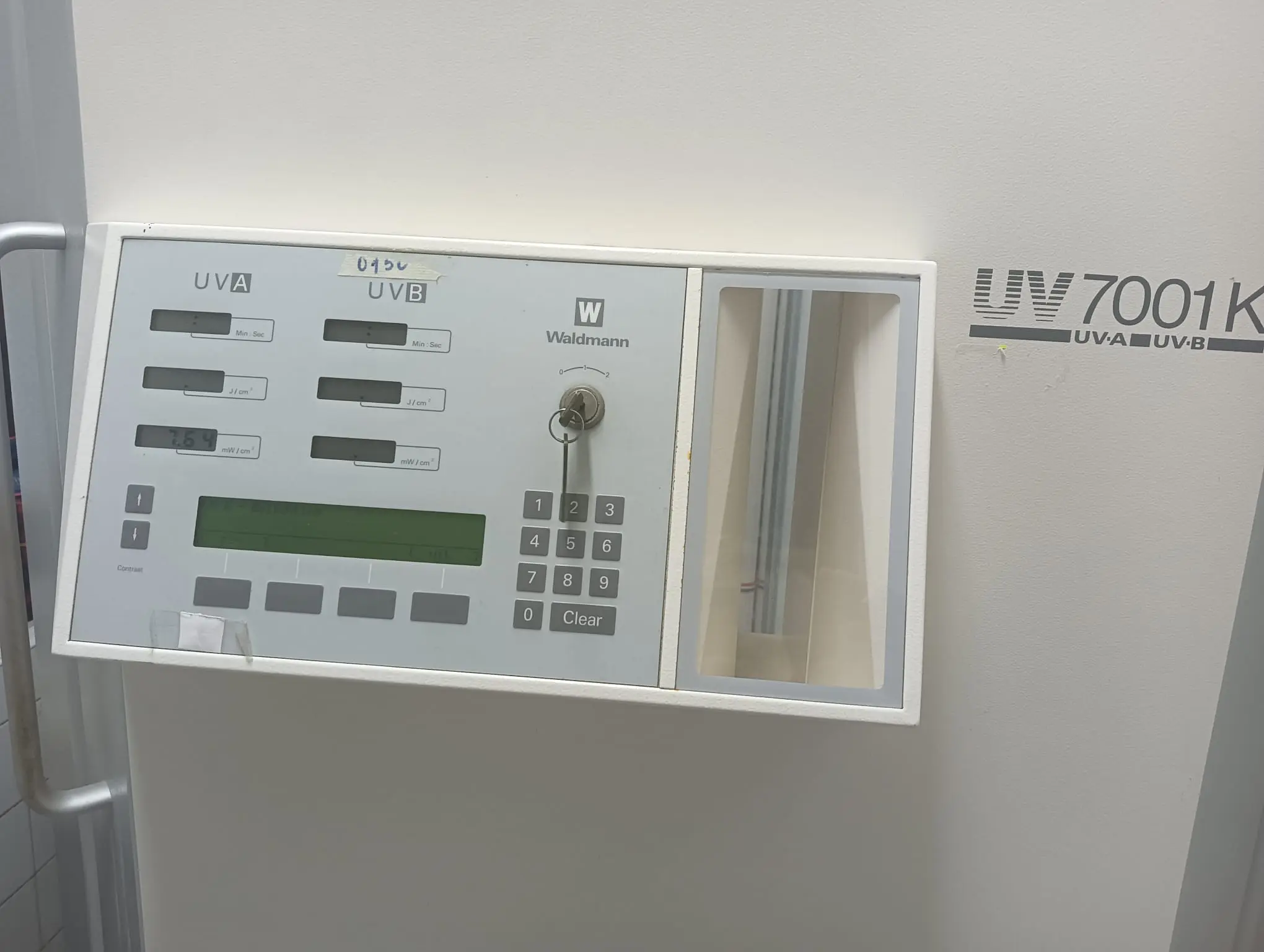 Cabina de fototerapia UVB para tratamiento del prurito crónico – Dr. Cruces Prado, Pontevedra